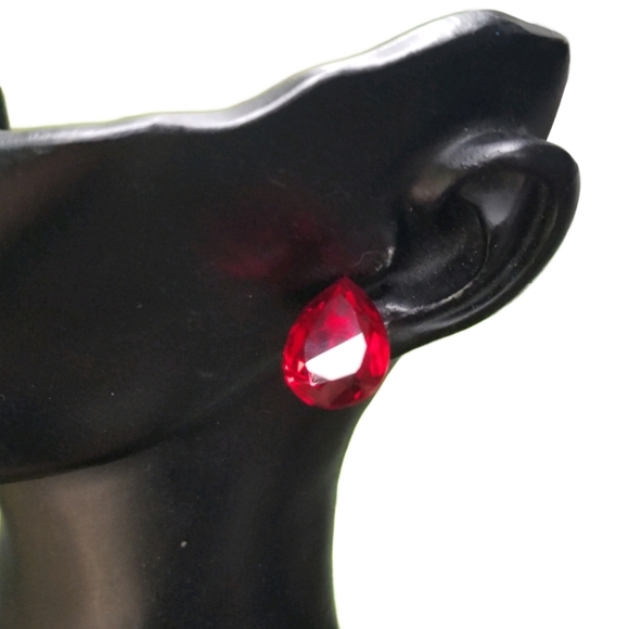 VINTAGE SPARKLING PEAR CUT RUBY RED AUSTRIAN CRYSTAL STUD EARRINGS - Picture 1 of 6